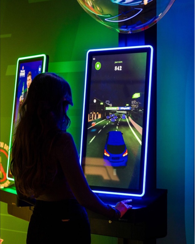 A fan racing in Player 0.0 on a neon arcade kiosk, score on screen
